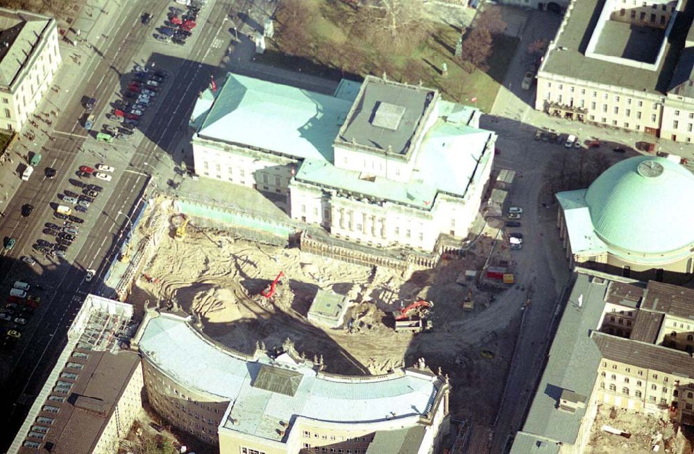 Luftaufnahme Berlin - Bau einer Tiefgarage durch die Fa