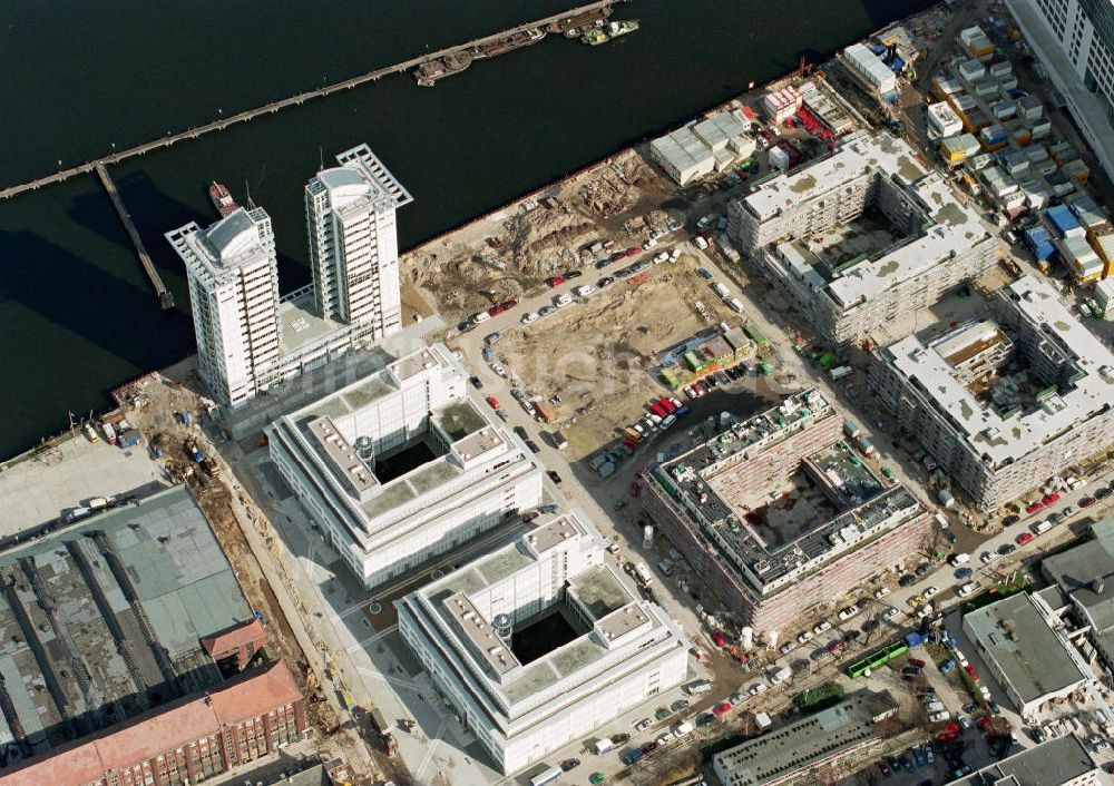 Berlin - Treptow aus der Vogelperspektive: Bau der Twintowers - Bürohäuser im Treptower Park.