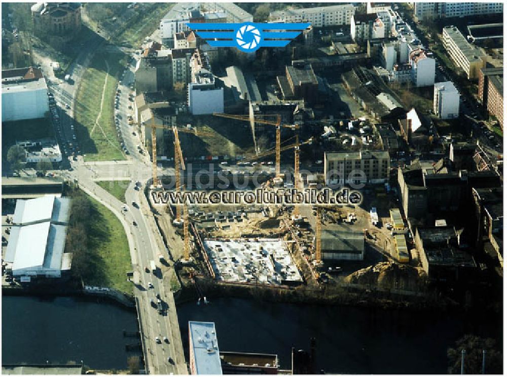 Berlin - Friedrichshain aus der Vogelperspektive: Bau der VERDI-Zentrale durch die HOCH TIEF AG am Spreeufen an der Schillingbrücke in Berlin - Mitte Ingenieure: Goldschmidt, Fischer & Partner, Diplom-Ingenieure Ingenieurbüro für Projektsteuerung im Bauwesen Kolpingstraße 20 63150 Heusenstamm Tel