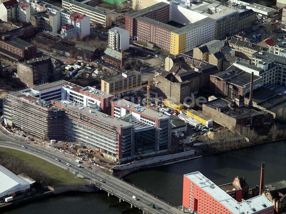 Luftbild Berlin - Bau der VERDI-Zentrale durch die HOCH TIEF AG am Spreeufen an der Schillingbrücke in Berlin - Mitte Ingenieure: Goldschmidt, Fischer & Partner, Diplom-Ingenieure Ingenieurbüro für Projektsteuerung im Bauwesen Kolpingstraße 20 63150 Heusenstamm Tel: 061