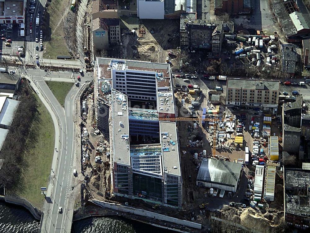 Berlin aus der Vogelperspektive: Bau der VERDI-Zentrale durch die HOCH TIEF AG am Spreeufen an der Schillingbrücke in Berlin - Mitte Ingenieure: Goldschmidt, Fischer & Partner, Diplom-Ingenieure Ingenieurbüro für Projektsteuerung im Bauwesen Kolpingstraße 20 63150 Heusenstamm Tel: 061