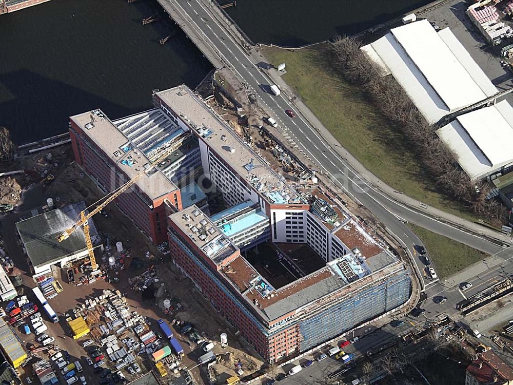 Luftbild Berlin - Bau der VERDI-Zentrale durch die HOCH TIEF AG am Spreeufen an der Schillingbrücke in Berlin - Mitte Ingenieure: Goldschmidt, Fischer & Partner, Diplom-Ingenieure Ingenieurbüro für Projektsteuerung im Bauwesen Kolpingstraße 20 63150 Heusenstamm Tel: 061