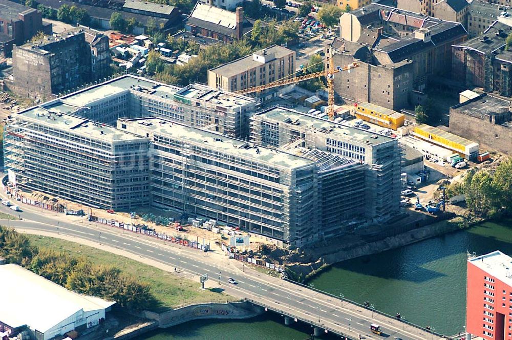 Berlin / Mitte aus der Vogelperspektive: Bau der VERDI-Zentrale durch die HOCH TIEF AG am Spreeufer an der Schillingbrücke in Berlin - Mitte