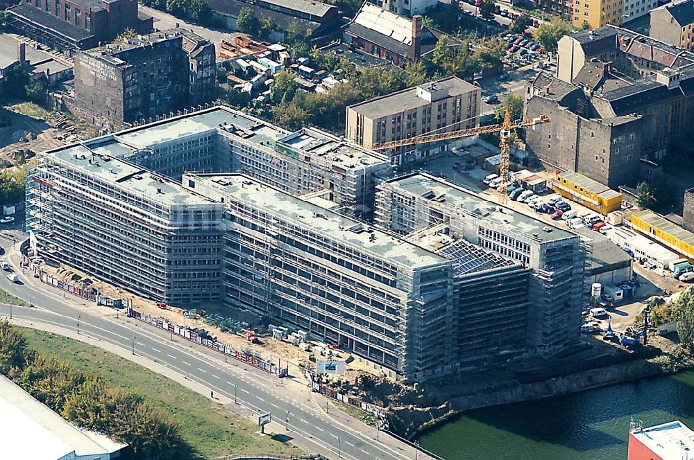 Luftbild Berlin / Mitte - Bau der VERDI-Zentrale durch die HOCH TIEF AG am Spreeufer an der Schillingbrücke in Berlin - Mitte