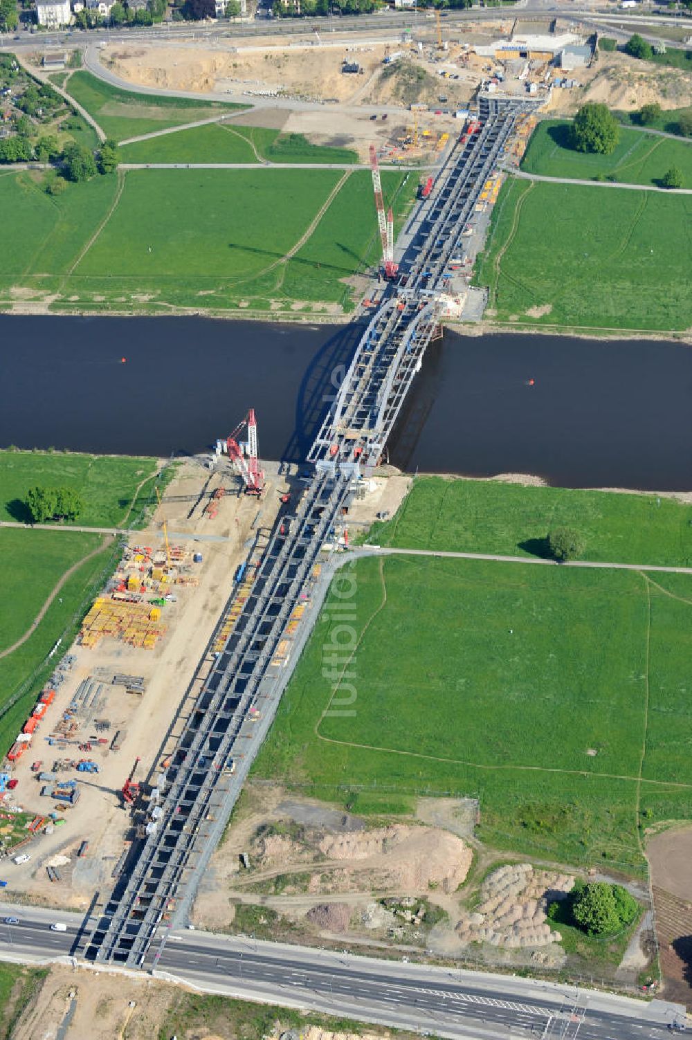 Dresden von oben - Bau der Waldschlösschenbrücke in Dresden