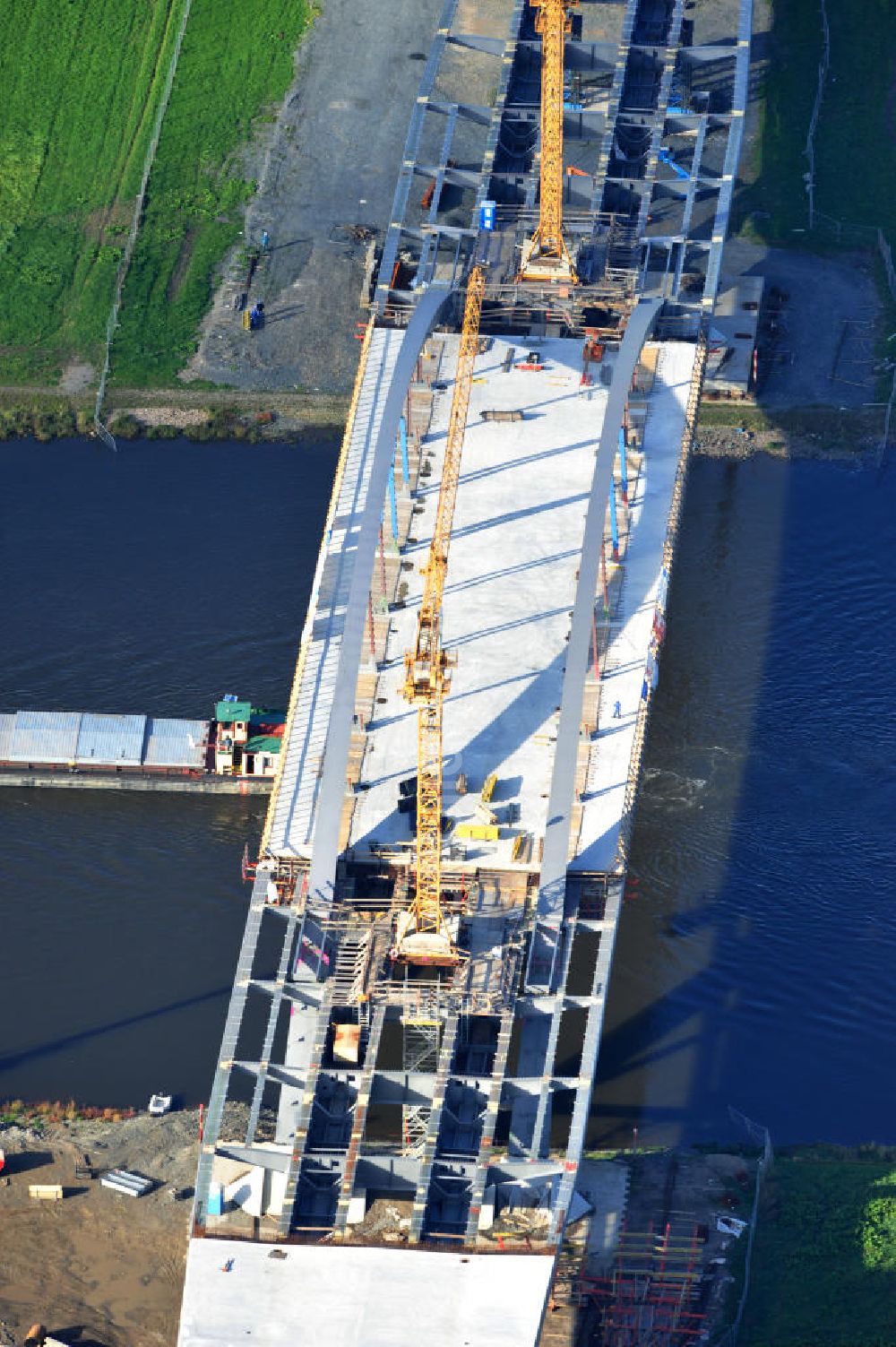 Dresden von oben - Bau der Waldschlösschenbrücke am Elbeufer in Dresden