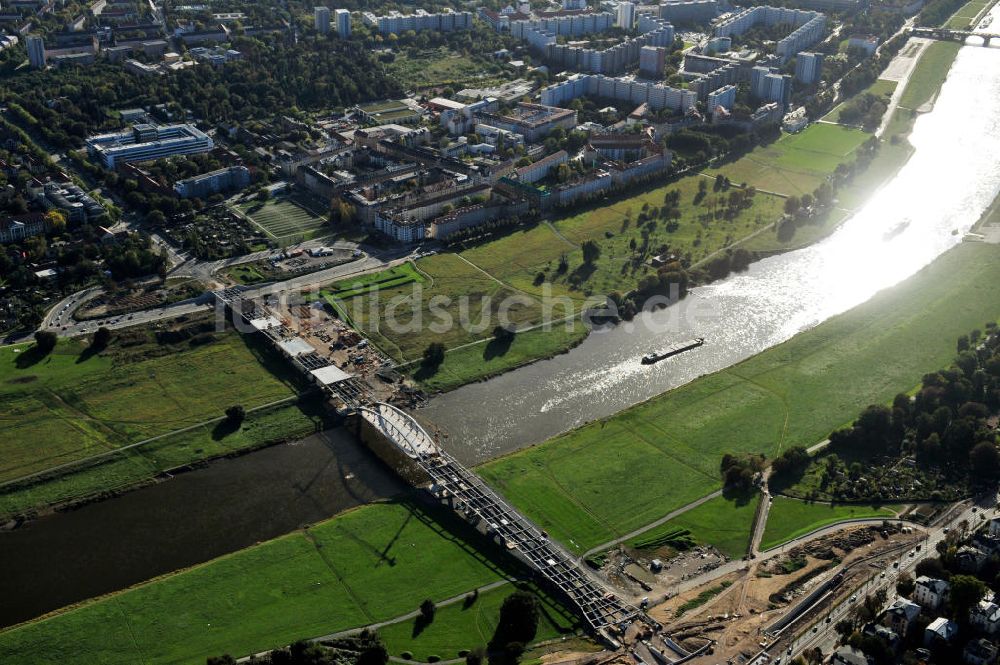 Dresden aus der Vogelperspektive: Bau der Waldschlösschenbrücke am Elbeufer in Dresden