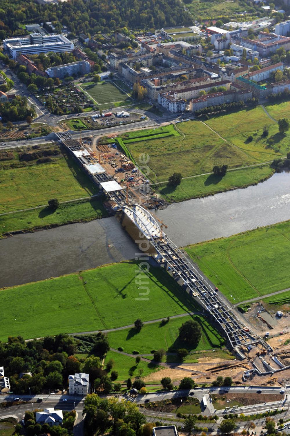 Luftbild Dresden - Bau der Waldschlösschenbrücke am Elbeufer in Dresden