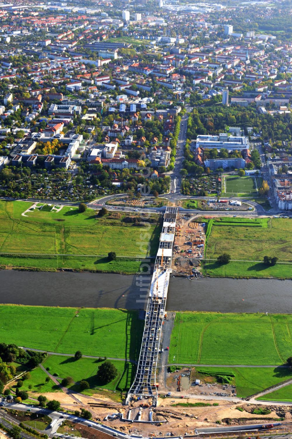 Luftaufnahme Dresden - Bau der Waldschlösschenbrücke am Elbeufer in Dresden