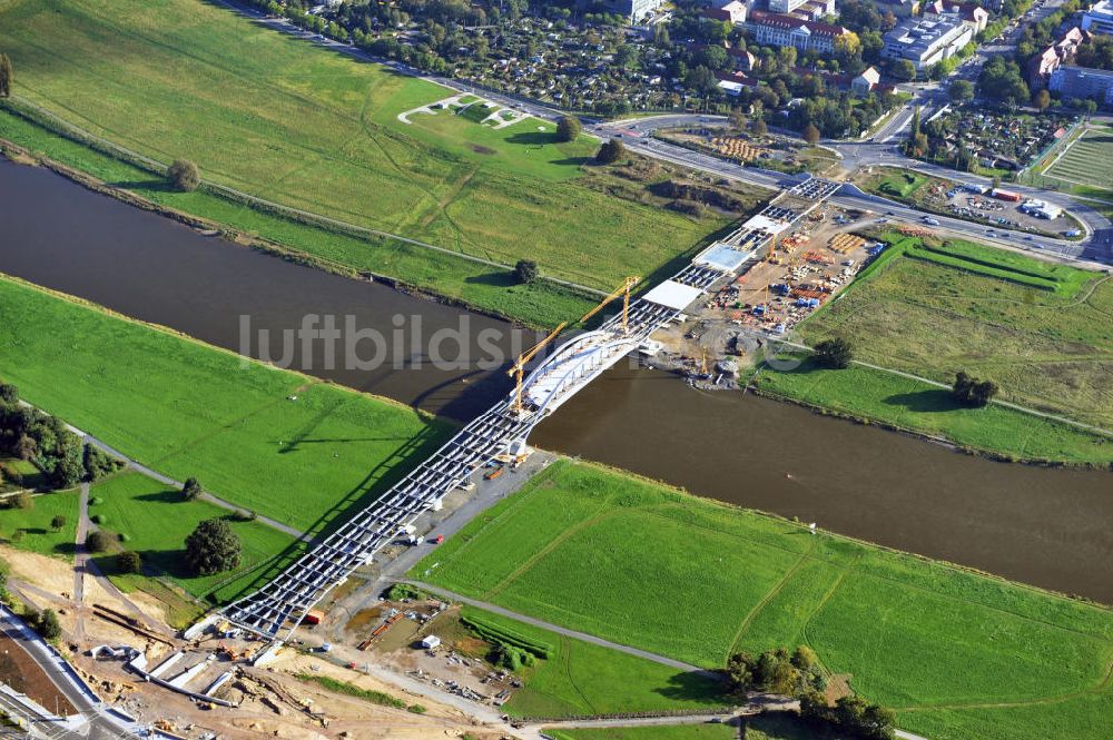 Dresden von oben - Bau der Waldschlösschenbrücke am Elbeufer in Dresden