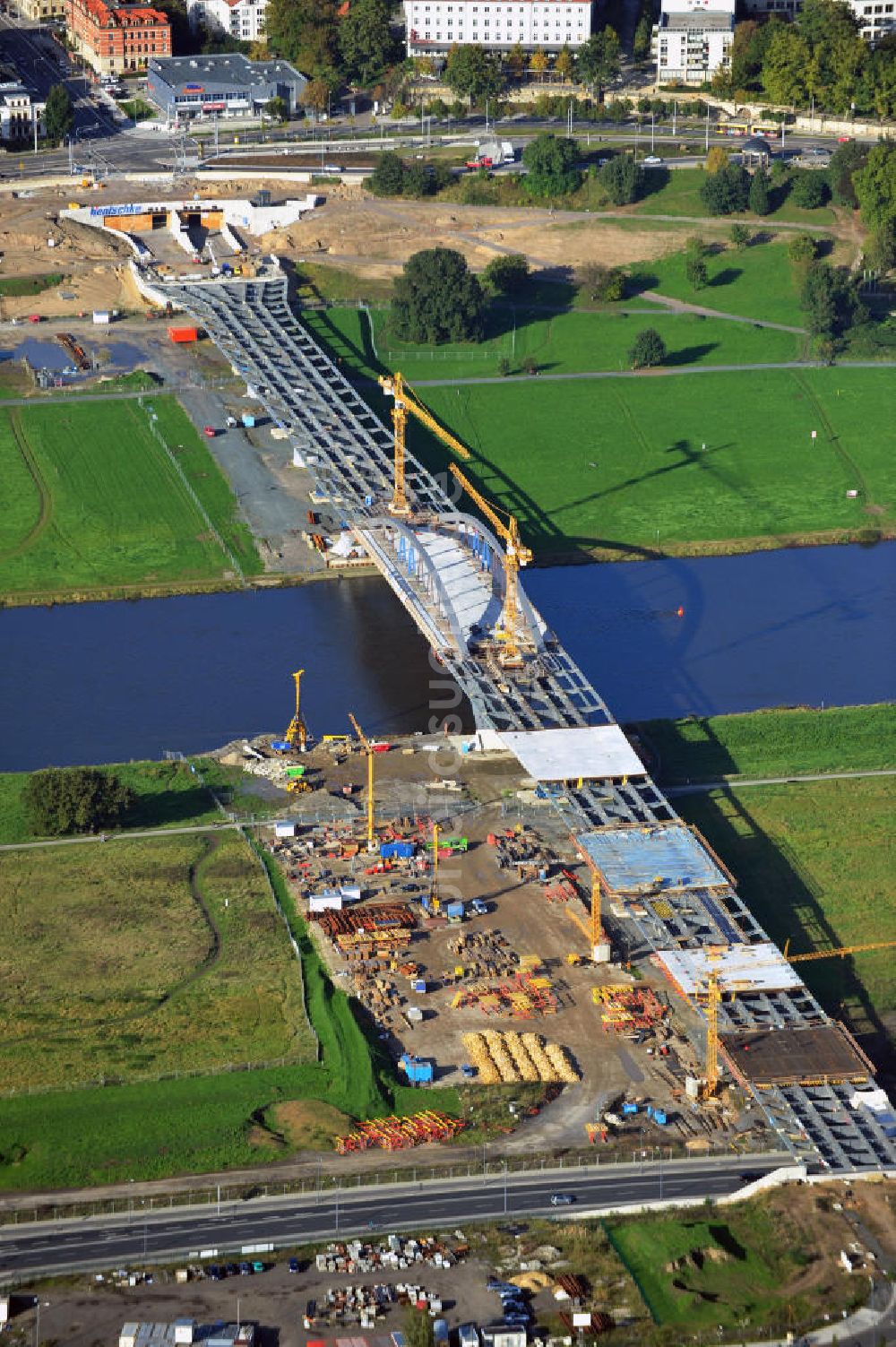 Luftaufnahme Dresden - Bau der Waldschlösschenbrücke am Elbeufer in Dresden