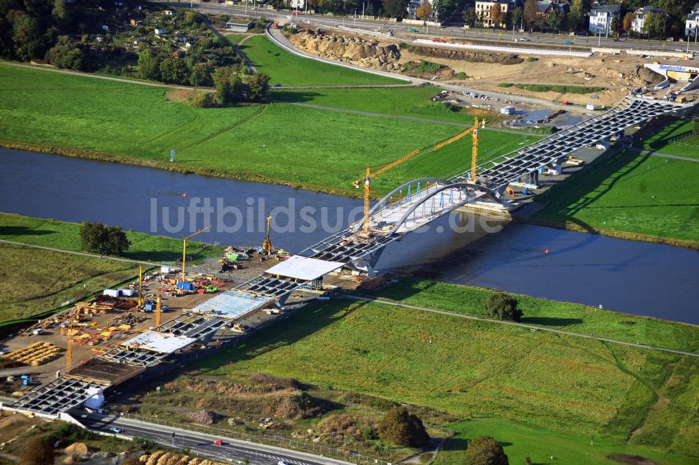 Dresden von oben - Bau der Waldschlösschenbrücke am Elbeufer in Dresden