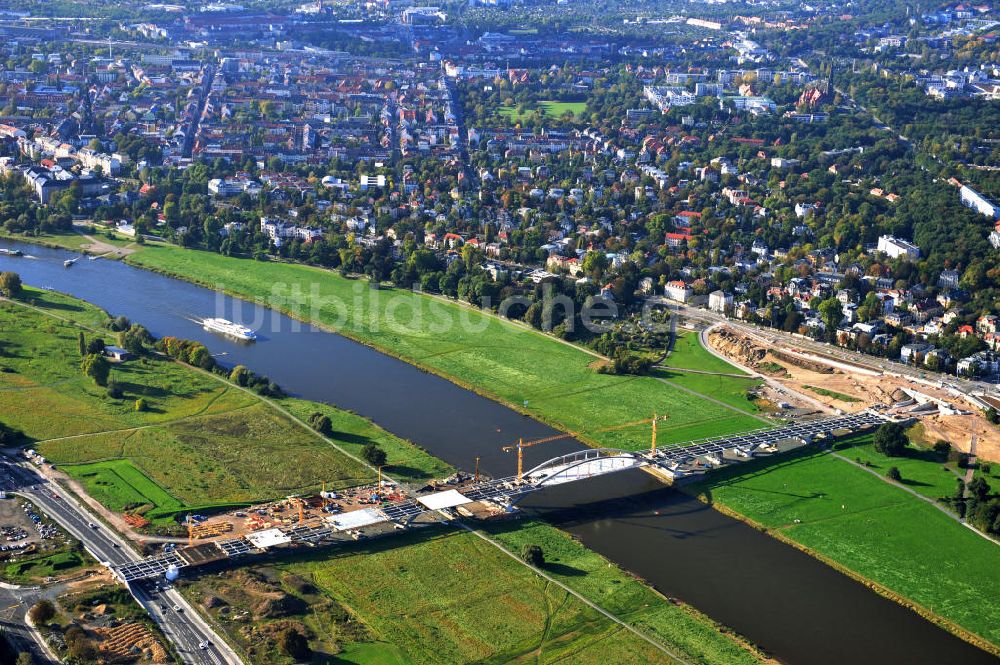 Dresden aus der Vogelperspektive: Bau der Waldschlösschenbrücke am Elbeufer in Dresden