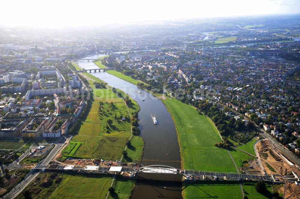 Luftbild Dresden - Bau der Waldschlösschenbrücke am Elbeufer in Dresden