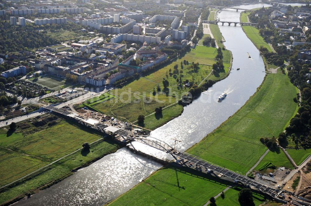 Luftaufnahme Dresden - Bau der Waldschlösschenbrücke am Elbeufer in Dresden