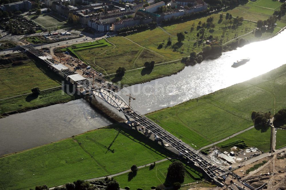 Dresden von oben - Bau der Waldschlösschenbrücke am Elbeufer in Dresden