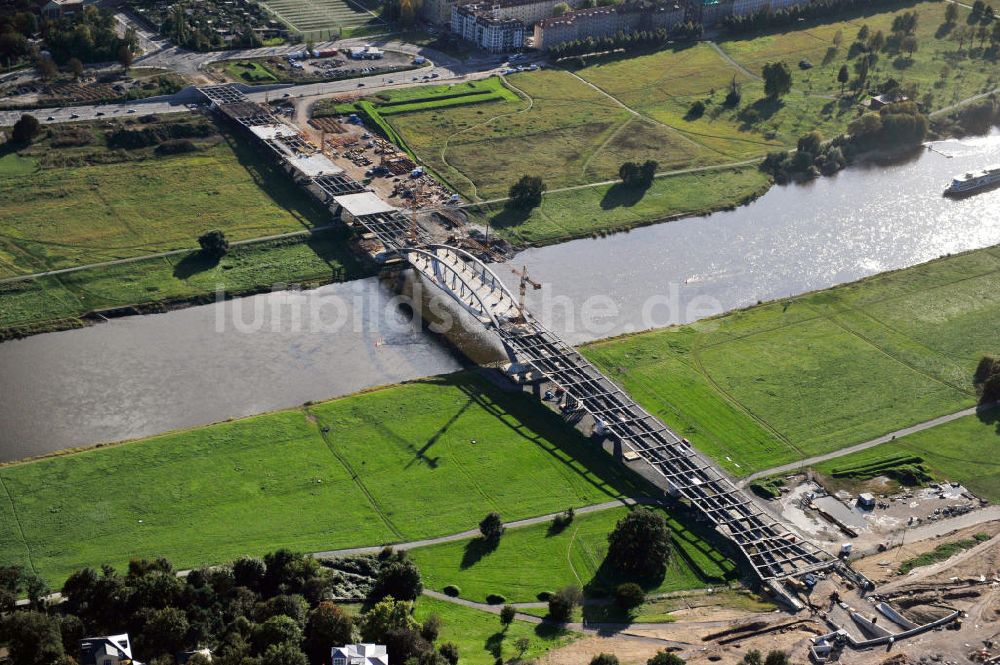 Dresden aus der Vogelperspektive: Bau der Waldschlösschenbrücke am Elbeufer in Dresden