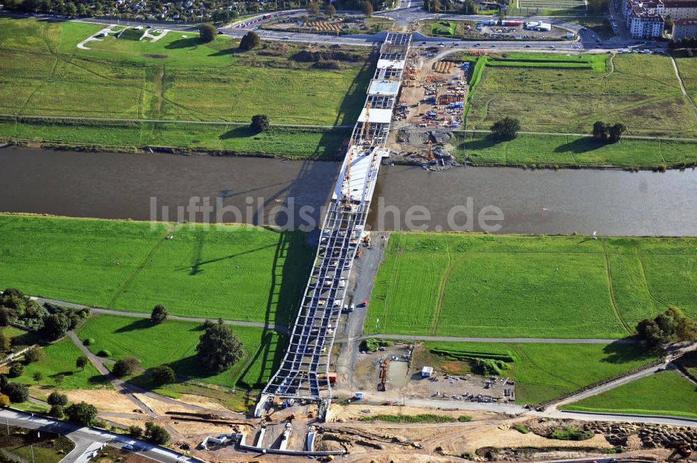 Luftaufnahme Dresden - Bau der Waldschlösschenbrücke am Elbeufer in Dresden