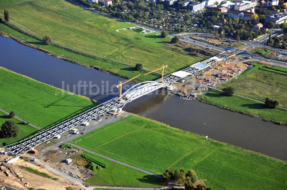 Dresden von oben - Bau der Waldschlösschenbrücke am Elbeufer in Dresden