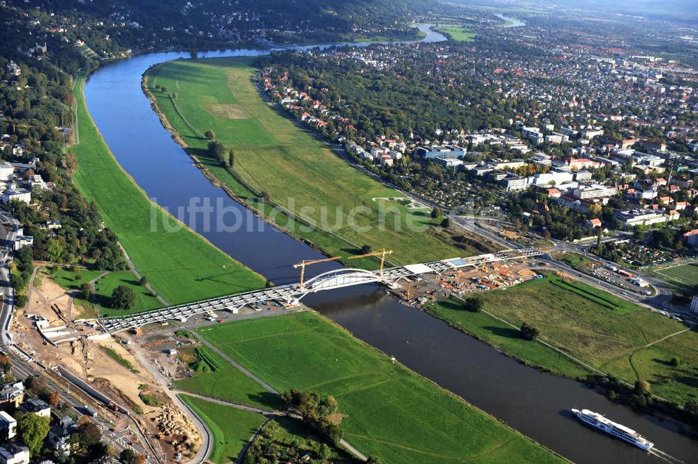 Dresden aus der Vogelperspektive: Bau der Waldschlösschenbrücke am Elbeufer in Dresden