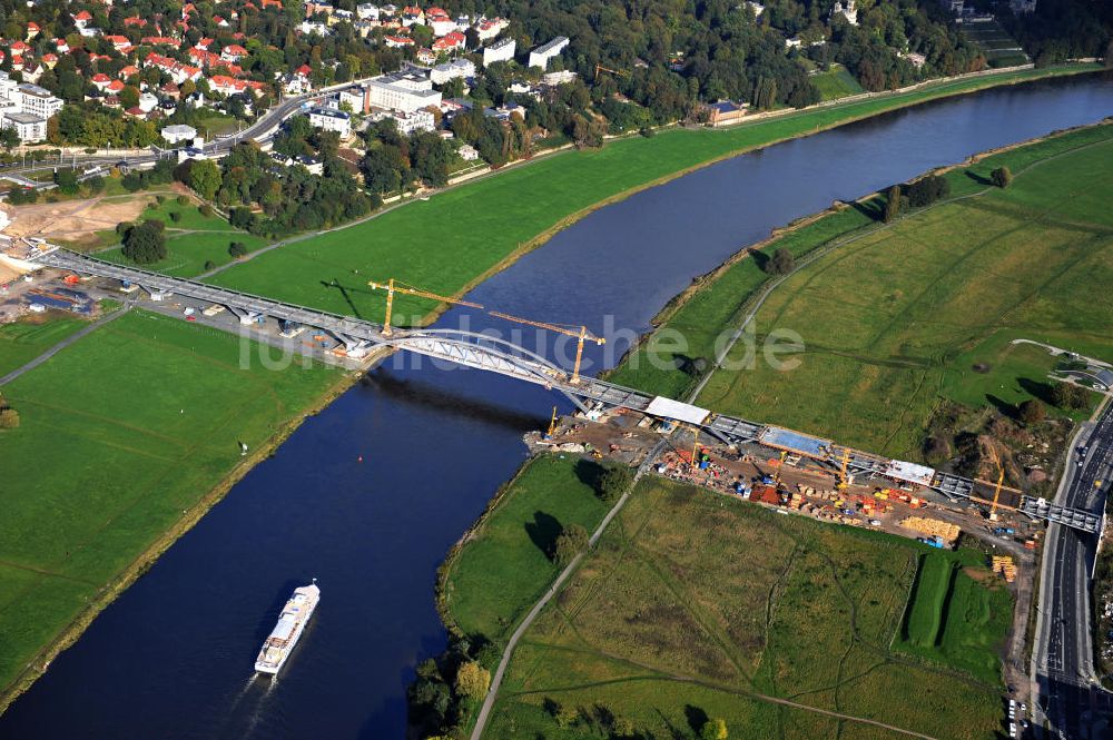 Luftaufnahme Dresden - Bau der Waldschlösschenbrücke am Elbeufer in Dresden