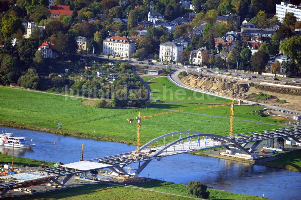 Dresden aus der Vogelperspektive: Bau der Waldschlösschenbrücke am Elbeufer in Dresden