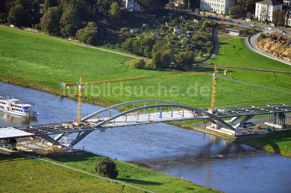 Luftbild Dresden - Bau der Waldschlösschenbrücke am Elbeufer in Dresden