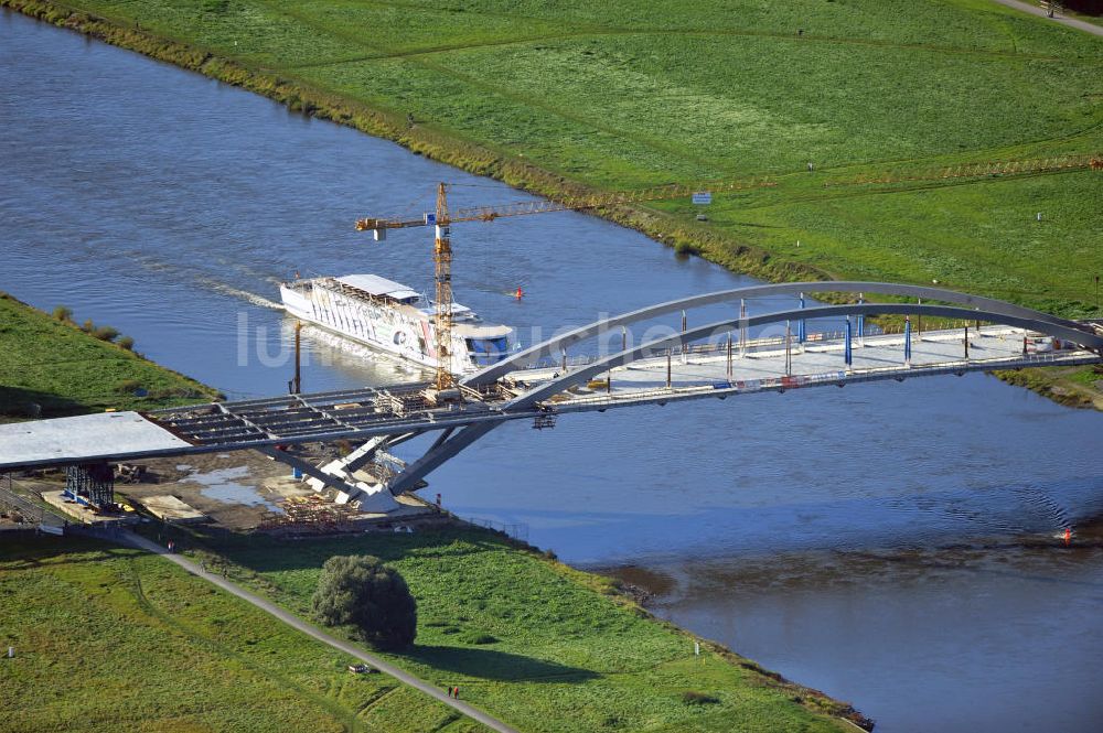 Dresden von oben - Bau der Waldschlösschenbrücke am Elbeufer in Dresden