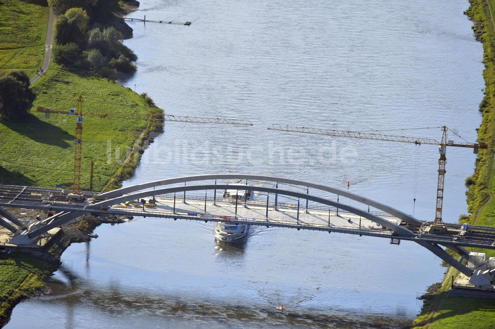 Dresden aus der Vogelperspektive: Bau der Waldschlösschenbrücke am Elbeufer in Dresden