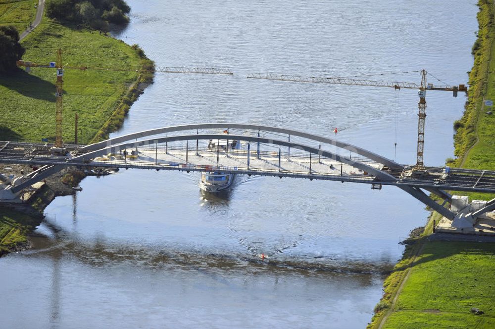 Luftbild Dresden - Bau der Waldschlösschenbrücke am Elbeufer in Dresden