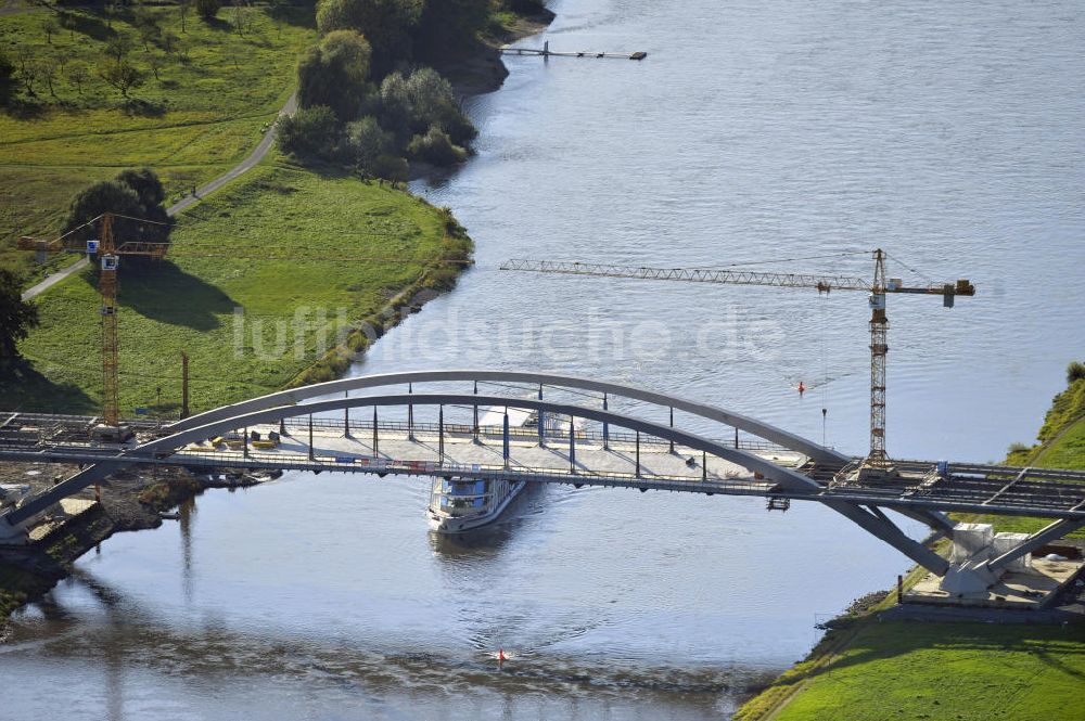 Luftaufnahme Dresden - Bau der Waldschlösschenbrücke am Elbeufer in Dresden