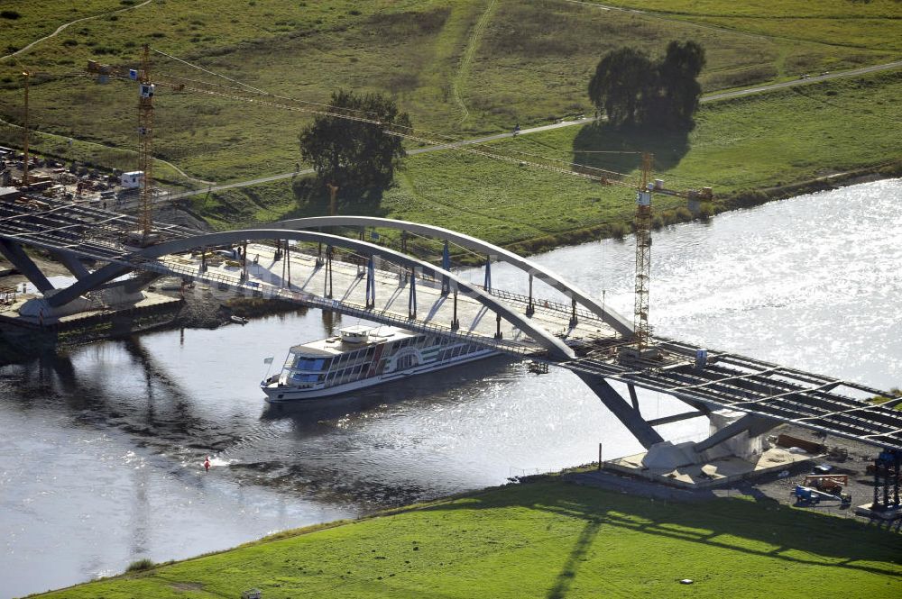 Dresden von oben - Bau der Waldschlösschenbrücke am Elbeufer in Dresden