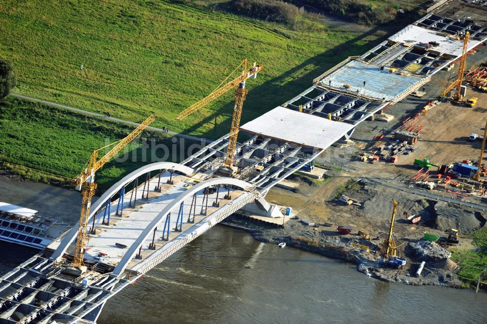 Luftaufnahme Dresden - Bau der Waldschlösschenbrücke am Elbeufer in Dresden