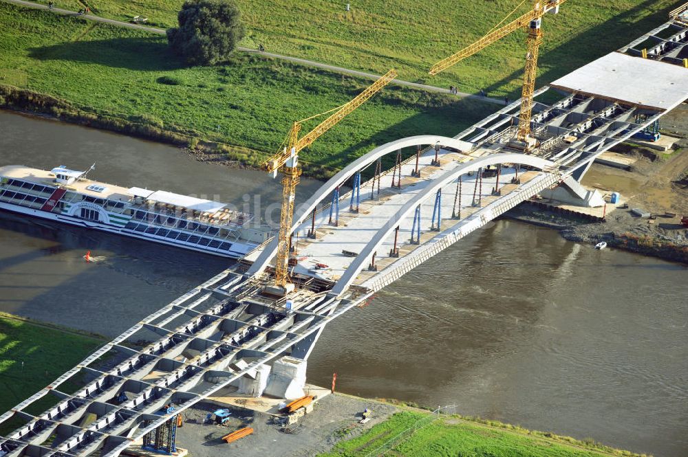 Dresden von oben - Bau der Waldschlösschenbrücke am Elbeufer in Dresden