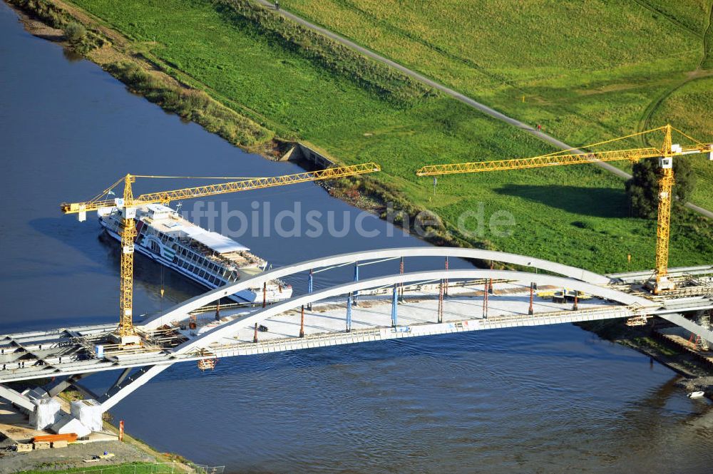 Dresden aus der Vogelperspektive: Bau der Waldschlösschenbrücke am Elbeufer in Dresden