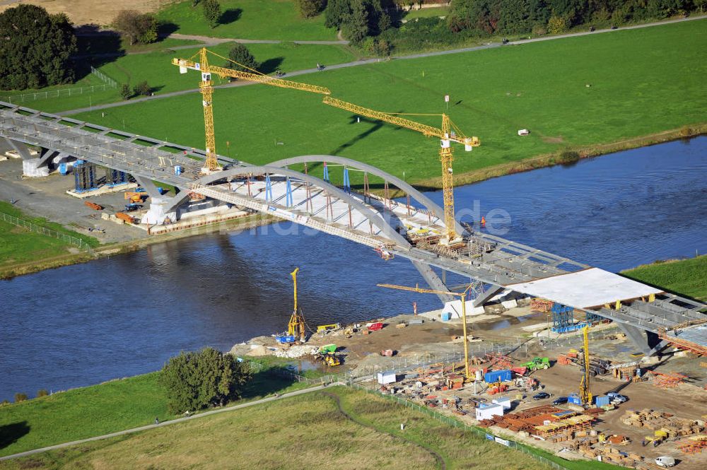 Luftaufnahme Dresden - Bau der Waldschlösschenbrücke am Elbeufer in Dresden