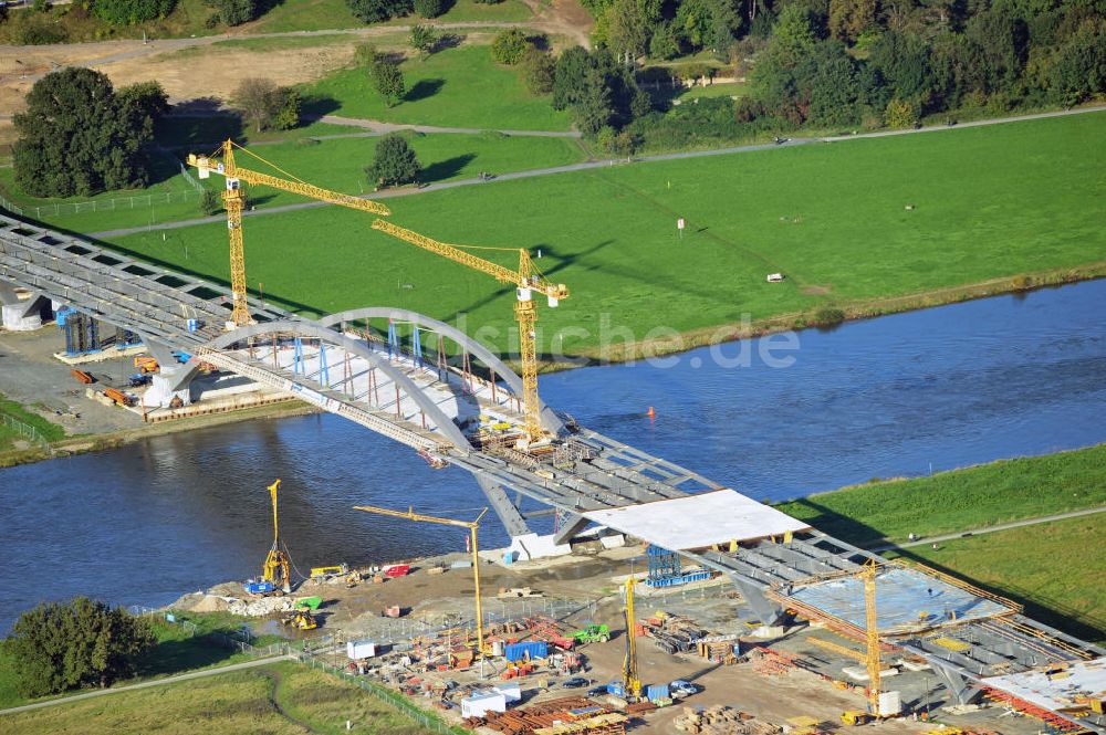 Dresden aus der Vogelperspektive: Bau der Waldschlösschenbrücke am Elbeufer in Dresden