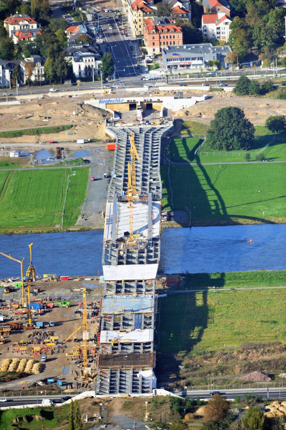 Luftbild Dresden - Bau der Waldschlösschenbrücke am Elbeufer in Dresden