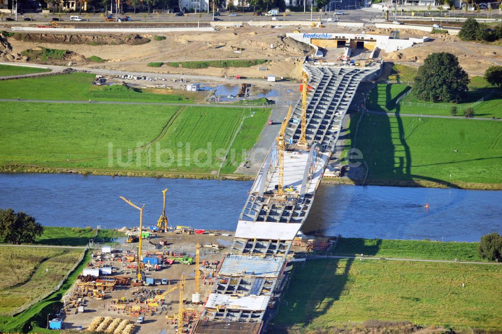 Luftaufnahme Dresden - Bau der Waldschlösschenbrücke am Elbeufer in Dresden