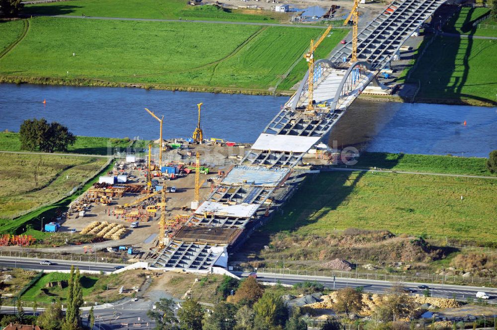 Dresden von oben - Bau der Waldschlösschenbrücke am Elbeufer in Dresden