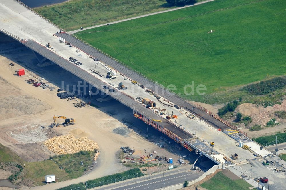 Dresden von oben - Bau der Waldschlösschenbrücke am Elbeufer in Dresden