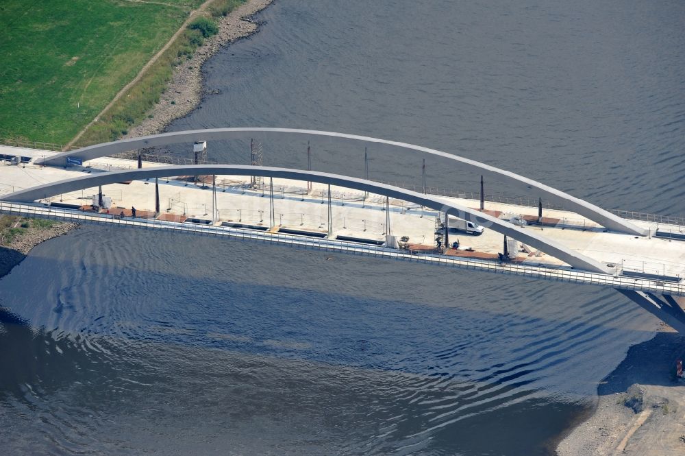 Dresden von oben - Bau der Waldschlösschenbrücke am Elbeufer in Dresden