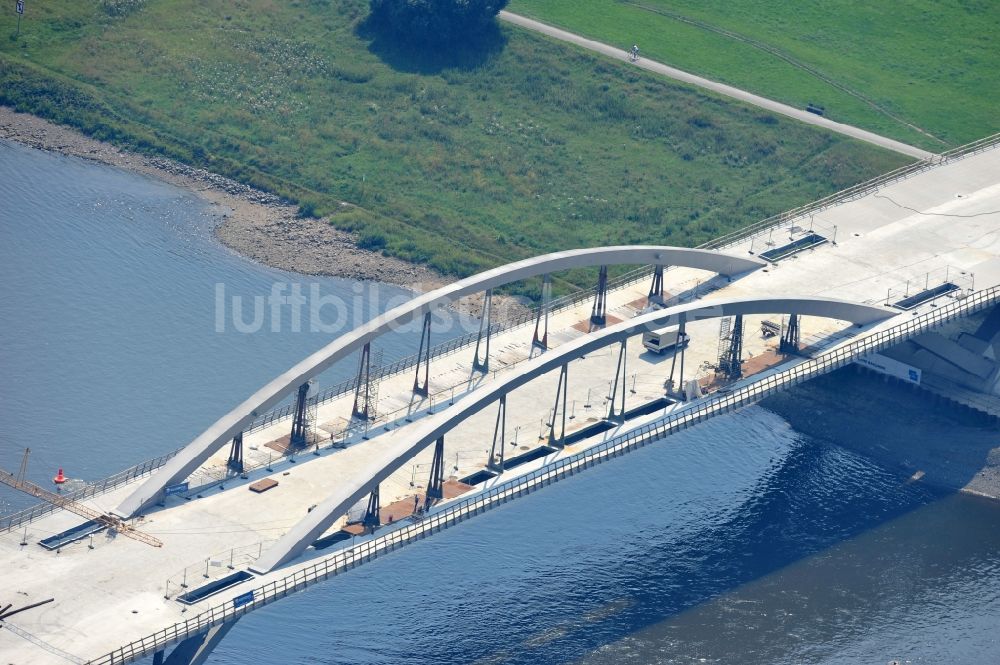 Luftaufnahme Dresden - Bau der Waldschlösschenbrücke am Elbeufer in Dresden