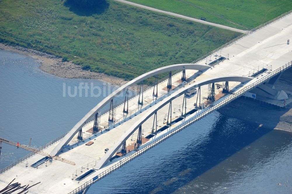 Dresden von oben - Bau der Waldschlösschenbrücke am Elbeufer in Dresden