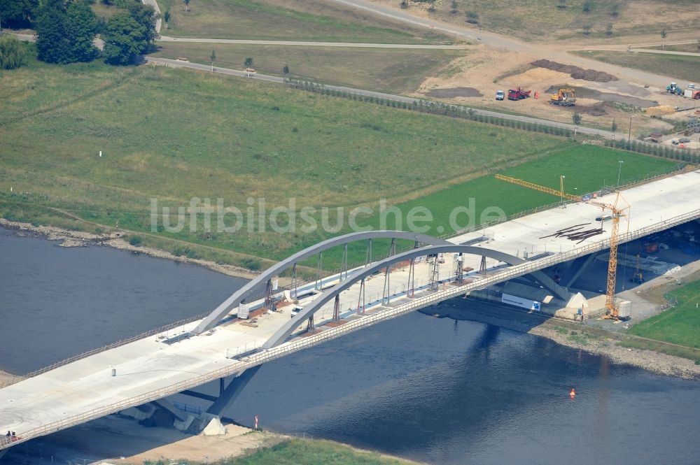 Luftbild Dresden - Bau der Waldschlösschenbrücke am Elbeufer in Dresden