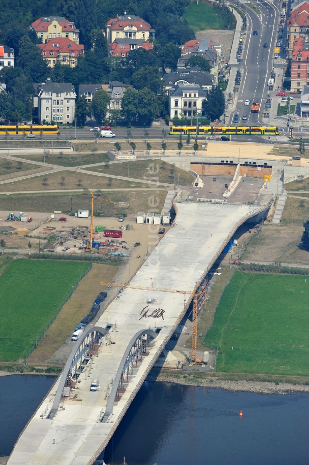 Dresden von oben - Bau der Waldschlösschenbrücke am Elbeufer in Dresden