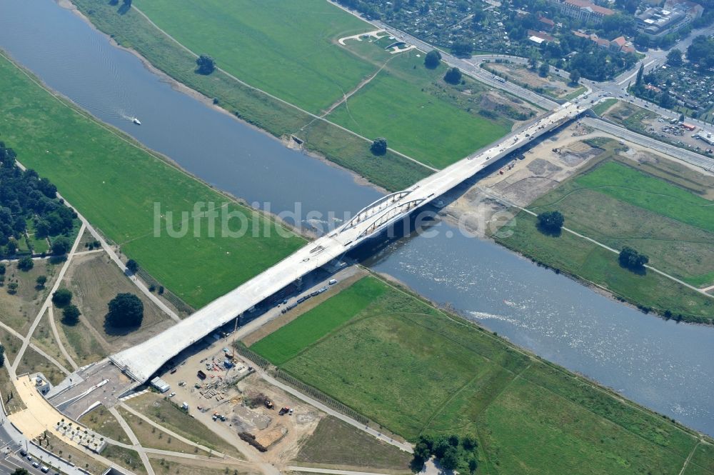 Luftbild Dresden - Bau der Waldschlösschenbrücke am Elbeufer in Dresden