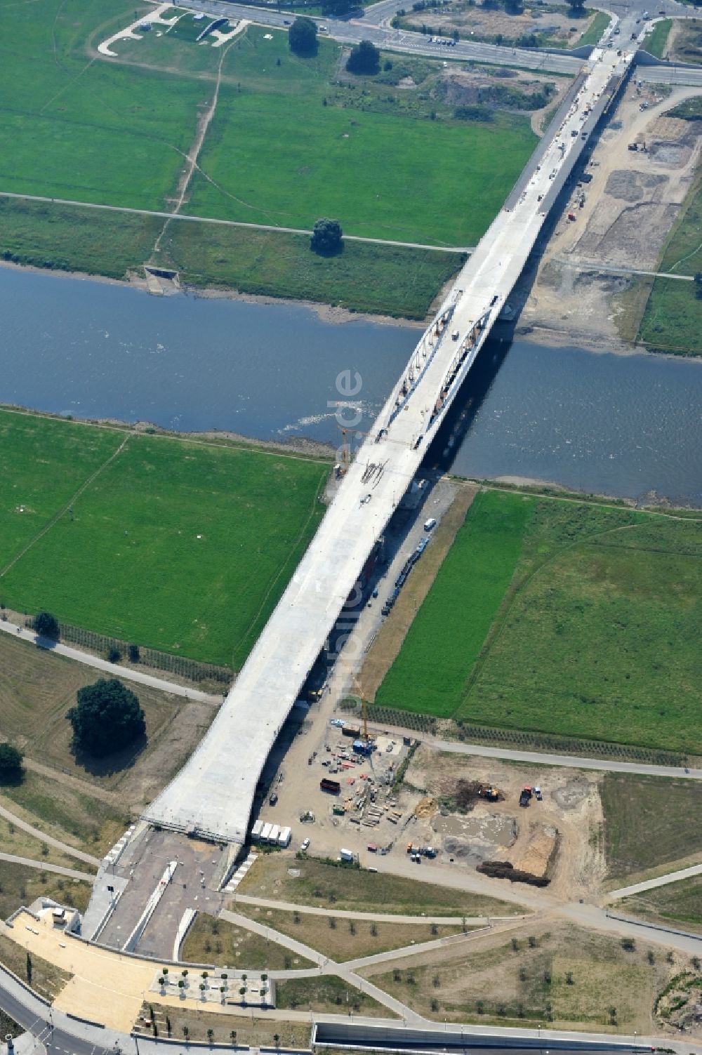 Luftaufnahme Dresden - Bau der Waldschlösschenbrücke am Elbeufer in Dresden