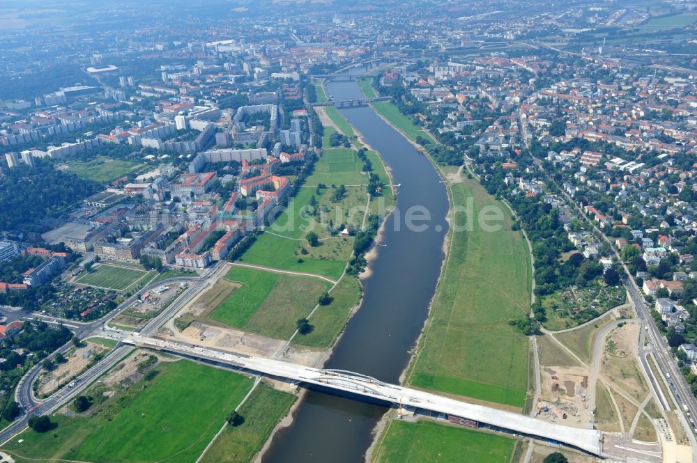 Luftaufnahme Dresden - Bau der Waldschlösschenbrücke am Elbeufer in Dresden