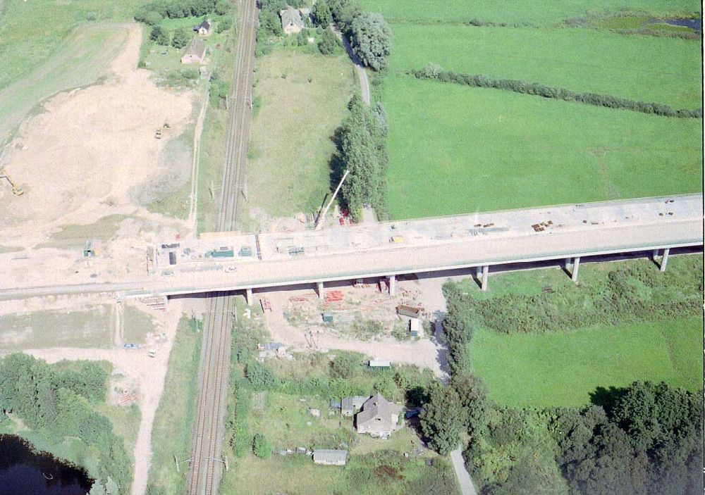 bei Kavelsdorf / Mecklenburg - Vorpommern aus der Vogelperspektive: Bau der A20 - Warnowbrücke bei Kavelsdorf / Mecklenburg - Vorpommern